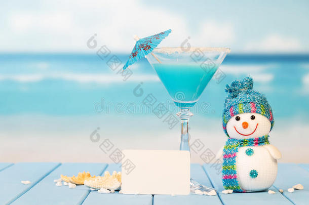 鸡尾酒，空白卡，雪人和海星在海洋背景。