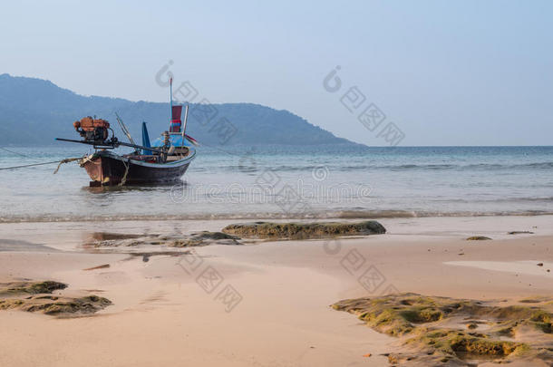 美丽的海滩与海景与渔船码头在卡塔海滩，普吉，泰国