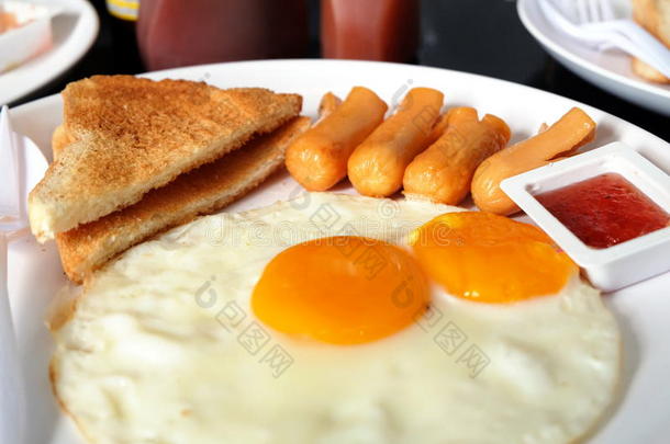 早餐时间有鸡蛋和油炸香肠。