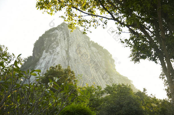 岩石上的佛陀形象。 泰国