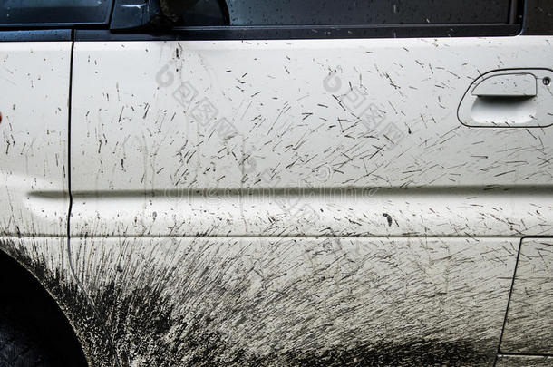 特写纹理背景溅在白色汽车上的泥浆