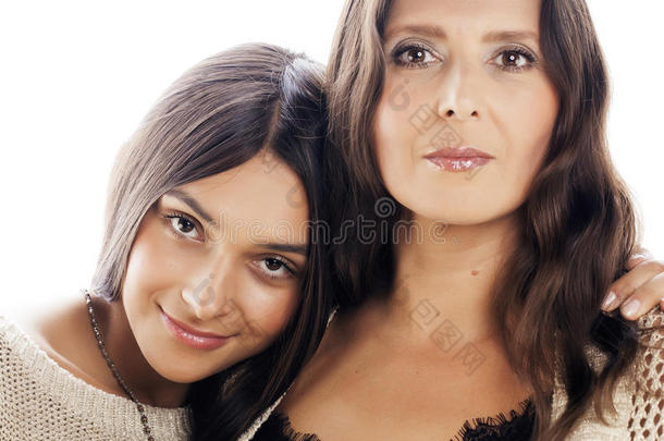 可爱的漂亮十几岁的女儿与成熟的母亲拥抱，时尚风格的黑发化妆关闭丹宁<strong>穆拉托</strong>斯，温暖的颜色