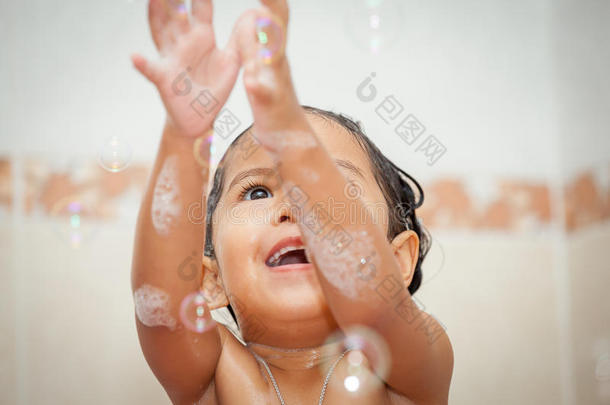 孩子可爱的小女孩洗澡和玩泡泡