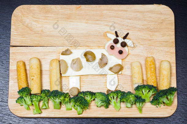 奶牛<strong>景观</strong>由奶酪，白胡萝卜，<strong>西兰花</strong>，蘑菇和火腿，艺术食品概念