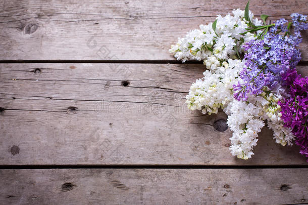 古老的木制木板<strong>上新</strong>鲜芳香的丁香花。