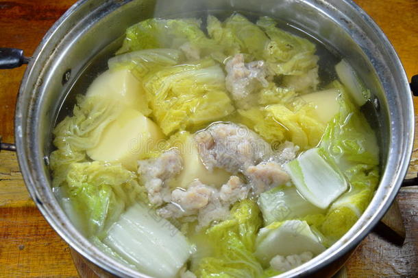 用鸡蛋豆腐和猪肉汤在火锅里煮大白菜