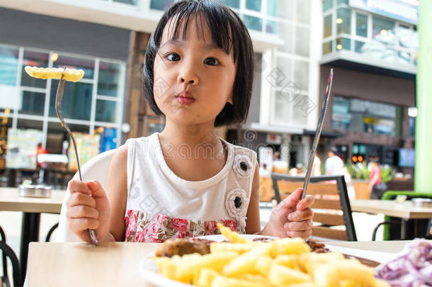 亚洲小中国女孩吃西餐