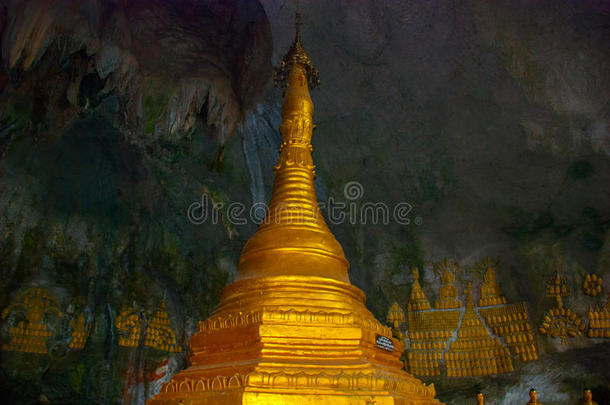神圣洞穴里的金色<strong>佛塔</strong>。 缅甸HPA-an。 缅甸。