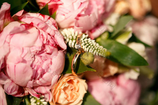新娘花束来自粉红色的狮子和玫瑰