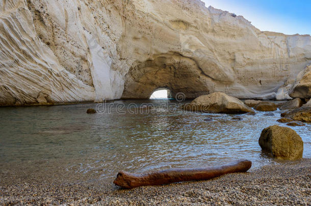 爱琴海海滩洞穴悬崖<strong>折叠</strong>的