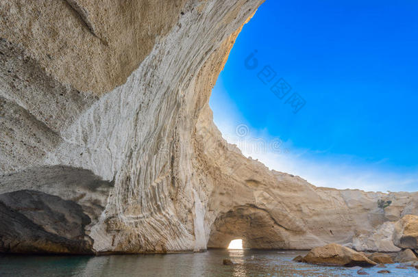 爱琴海海滩洞穴悬崖折叠的