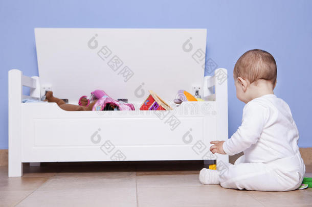 小男孩在玩他的玩具箱子