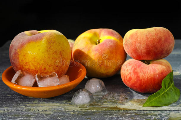 新鲜桃子和冰，炎热的夏天概念