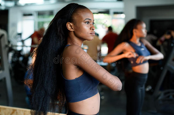 健身，运动，舞蹈和生活方式的概念-美丽的黑人非裔美国妇女训练在健身房或工作室