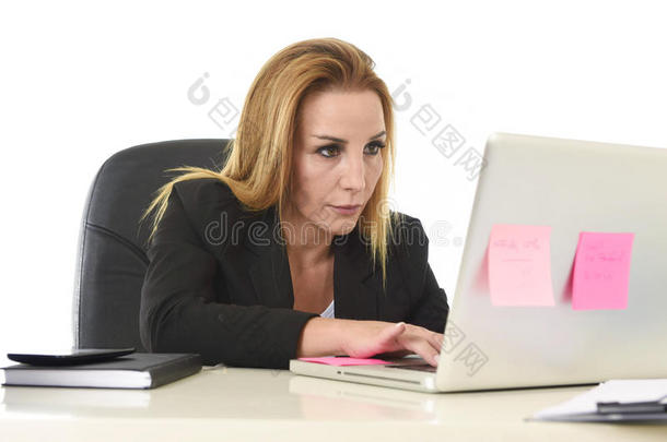 金发美女，40多岁，穿着西装，在笔记本电脑公司工作