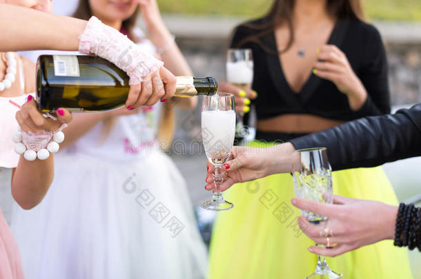 女孩与新娘庆祝<strong>单身派对</strong>的特写照片