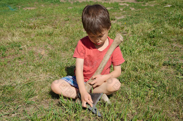 男孩在斧头刃磨削中学习