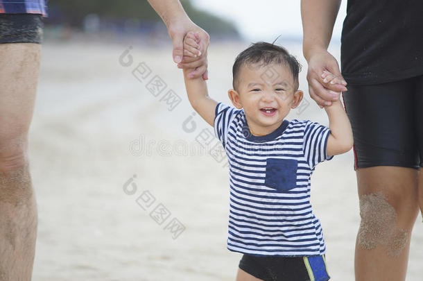 积极的海滩男孩小孩儿童