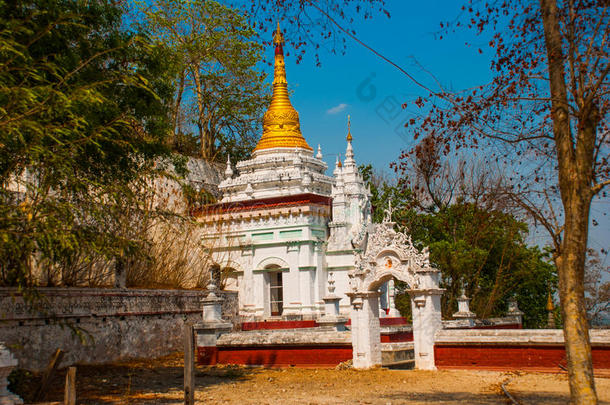 缅甸一个小镇传奇中的佛教宝塔