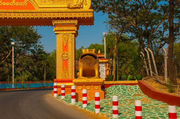 金色的大门在路边。 <strong>传奇</strong>，缅甸