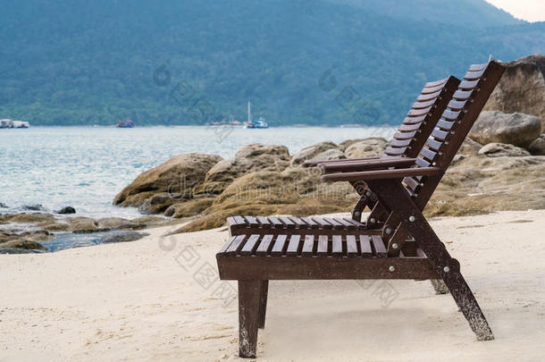 早<strong>上海</strong>滩上的沙滩躺椅