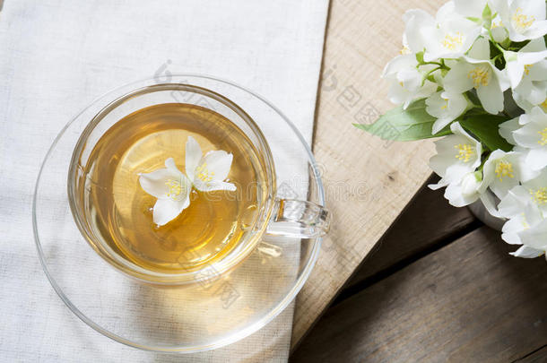 一杯带茉莉花和盛开的茉莉花枝的茶