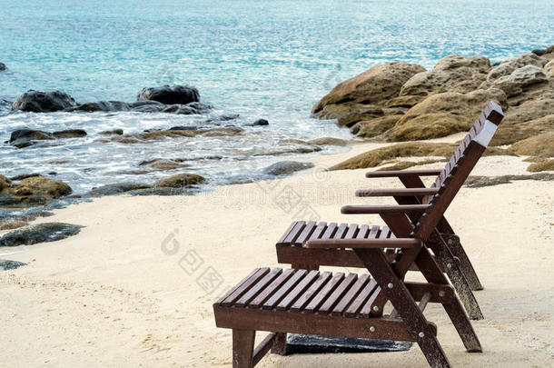 早上海滩上的沙滩躺椅。 假期时间海滩假期海滩旅行夏季时间