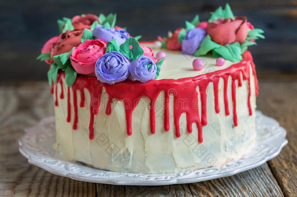 用奶油和红巧克力装饰的花做的蛋糕。
