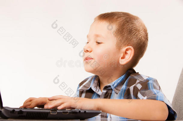 教育，科技互联网-带笔记本电脑的小男孩