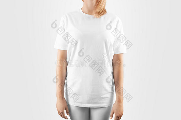 空白白色t恤设计模型，裁剪路径。
