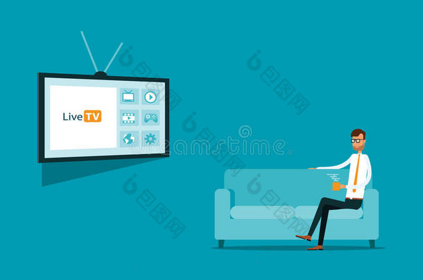 在沙发上看在线电视。在线电视。 数码电视。