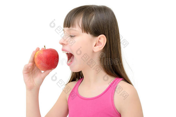 <strong>一个</strong>年轻的女孩在白色的背景上吃<strong>一个红苹果</strong>