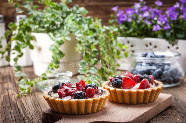新鲜自制水果馅饼，草莓和蓝莓。