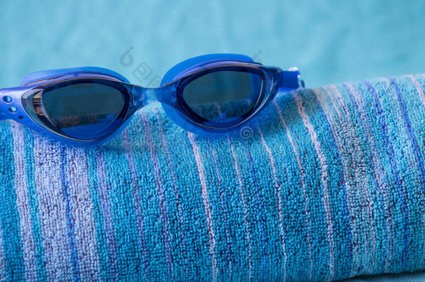海滩毛巾上的蓝色<strong>泳镜</strong>