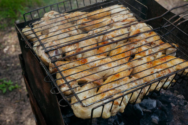 烤鸡大腿在火焰烤架上