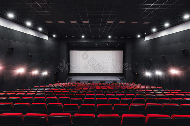空排的红色剧院或电影院座位。 电影院大厅的椅子。 舒适的扶手椅