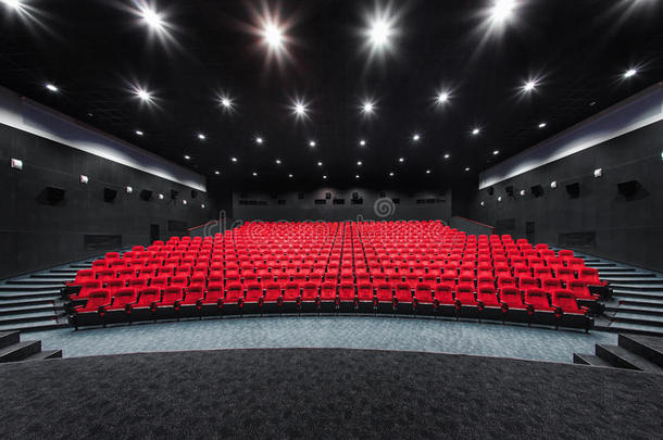 空排的红色剧院或电影院座位。 电影院大厅的椅子。 舒适的扶手椅
