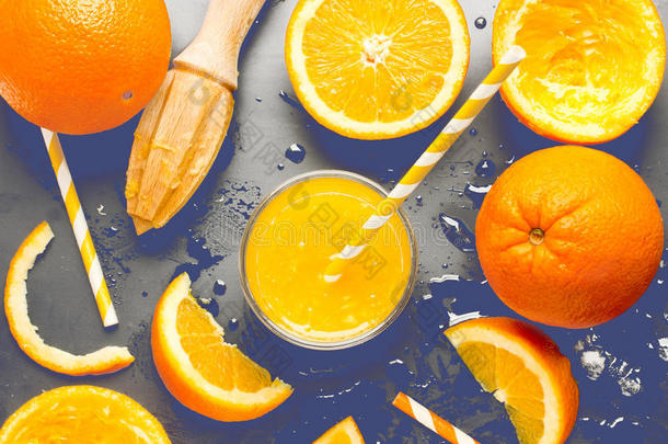 冷鲜<strong>进修</strong>橙汁在黑色背景下与液体滴，烹饪饮料组成