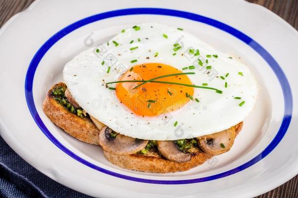 早餐：煎鸡蛋，蘑菇和<strong>香芋</strong>在吐司上
