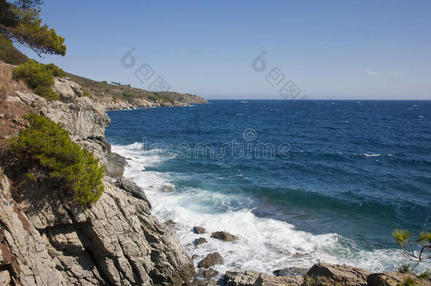 美丽的景色，<strong>海浪</strong>破碎在地中海的<strong>岩石</strong>上