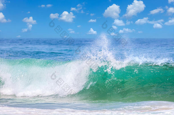 美丽的<strong>波浪</strong>在温暖的海<strong>水中</strong>，夏天