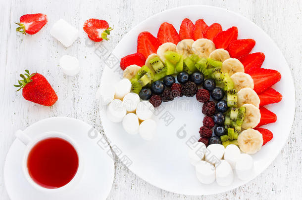 水果和浆果彩虹，<strong>儿童早餐</strong>的有趣食物想法
