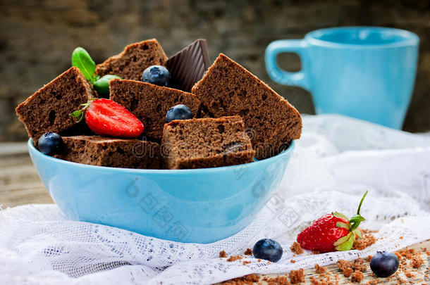 巧克力蛋糕装饰草莓和蓝莓