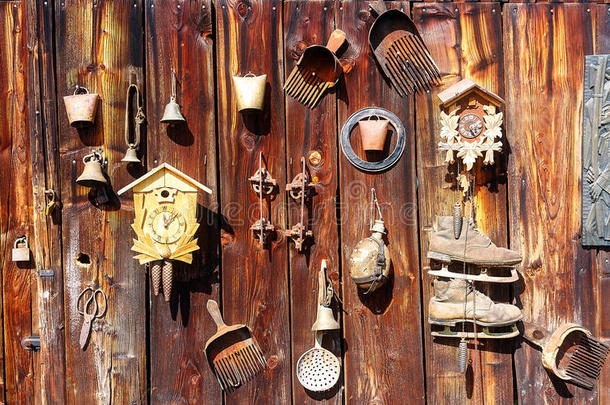 木制墙上的古董旧式复古物件组合。粗犷的阶梯。耙蓝莓，钟，钟，艺术品，旧的