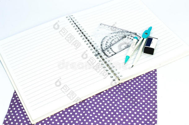 白色背景上有尺子、量角器、角度、三角形、正方形的白纸笔记本。