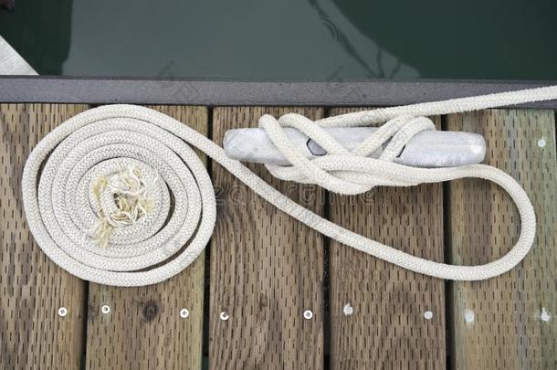 码头夹板与绳子包裹在它周围。