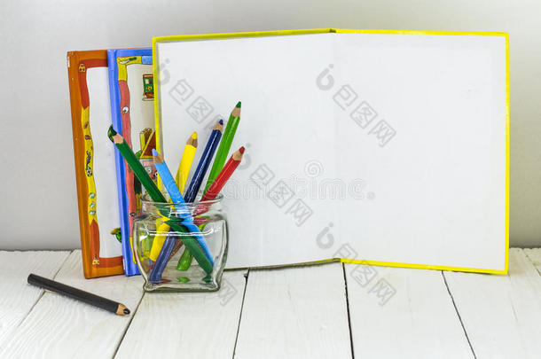 孩子们的创造力，铅笔，剪刀，彩色纸