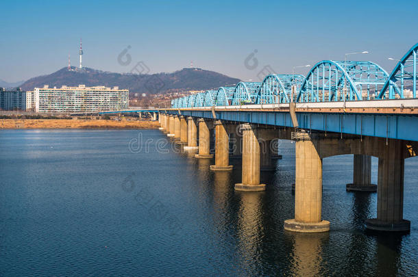 韩国首尔汉江东贾克桥和首尔塔