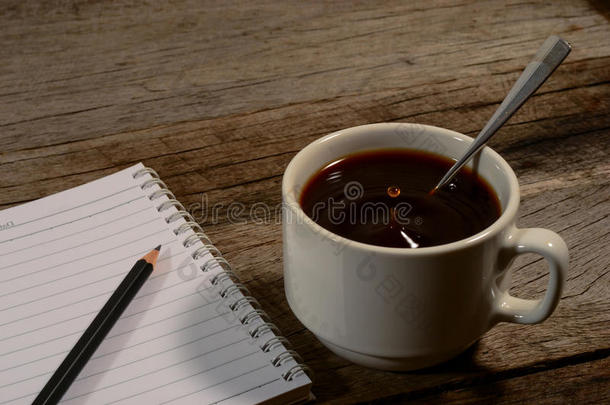 带笔记本的咖啡杯