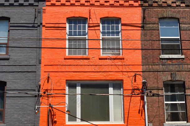 明亮的橙色房子